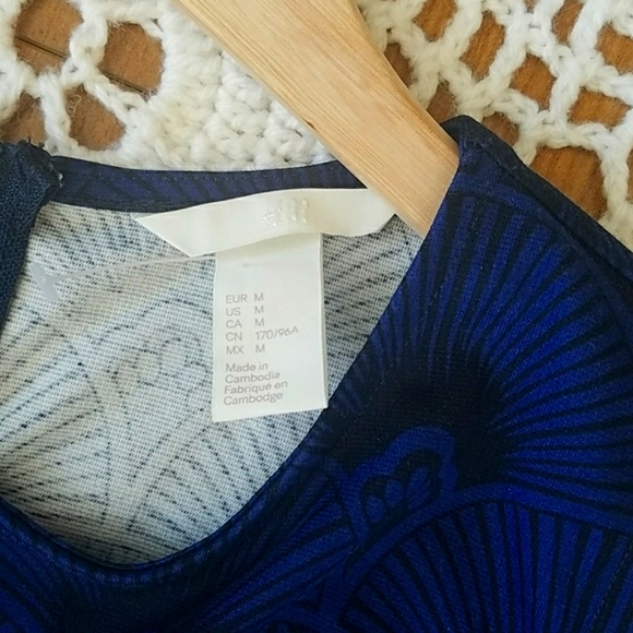 H&M Fan Pattern Shift Dress With Side Slits - Picture 6 of 9